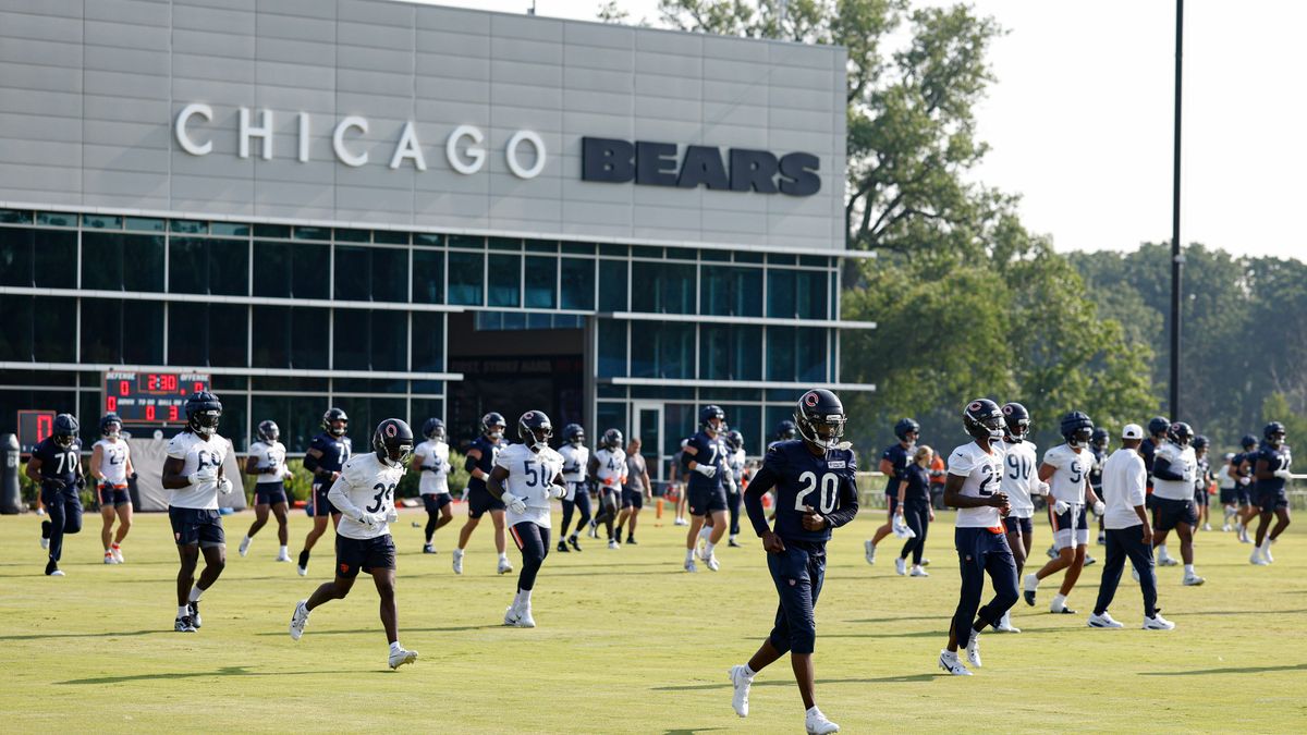 TheBearsWire's tweet image. The Bears put on the pads for the first time on Monday in the blistering humidity. Our own Brendan Sugrue shares his thoughts after covering practice. bearswire.usatoday.com/story/sports/n…