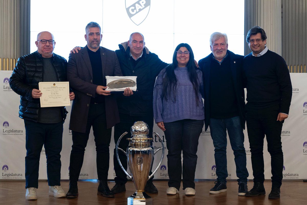 📸 🤎 Imágenes del reconocimiento de hoy en la Legislatura Porteña.

🫶 Gracias por este gesto y a todos los que estuvieron presentes 🏆 

#VamosCalamares🦑