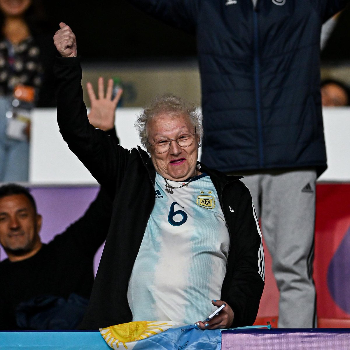 CopaAmerica's tweet photo. Mamá en la tribuna, Aldana en la cancha 🙌🇦🇷

#CopaAmericaFEM https://t.co/EIpysPfM7c