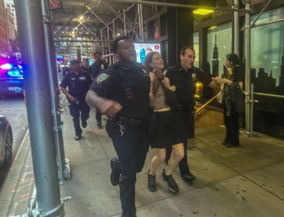 elly_bar's tweet image. Free Free Palestine
Eyewitness during the #Manhattan shooting since she heard the shooter screaming free, free Palestine before he started to shoot
Shortly after a man and a woman were arrested, chanting the same thing
The police is checking if there is a connection between…