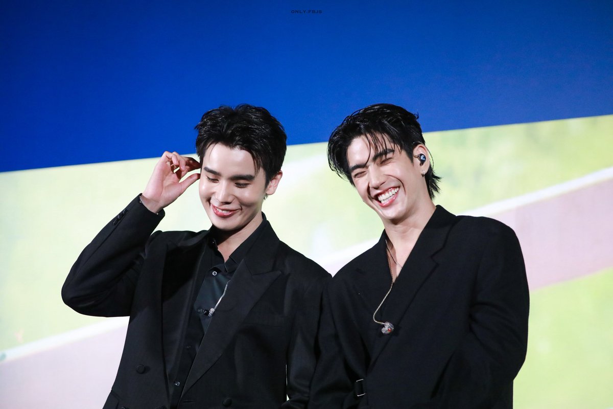 starsyjs's tweet image. shy jimmy scratching his head will always be ICONIC look at them😭