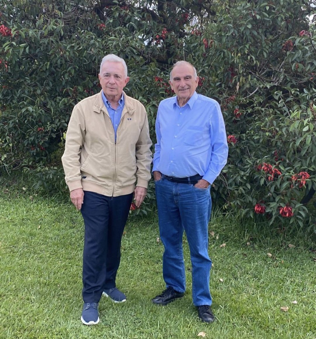 Maicol Cajamarca (@maicajamarca_) on Twitter photo ¡Quién lo diría!
<a href="/DeLaCalleHum/">Humberto de la Calle</a> con un condenado por fraude procesal y soborno a testigos.
¡Ahí está pintado el "centro"! ¡Quién lo diría!
<a href="/DeLaCalleHum/">Humberto de la Calle</a> con un condenado por fraude procesal y soborno a testigos.
¡Ahí está pintado el "centro"!