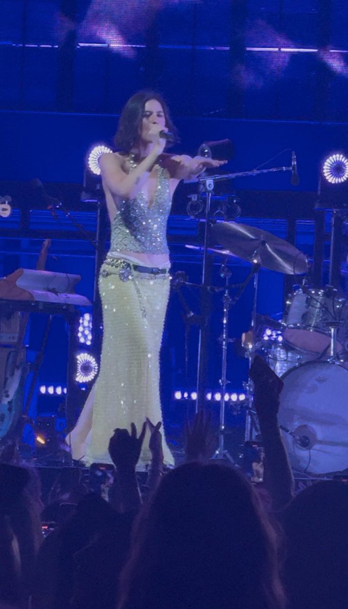 tehemargtehe's tweet image. THIS OUTFIT H E L L O