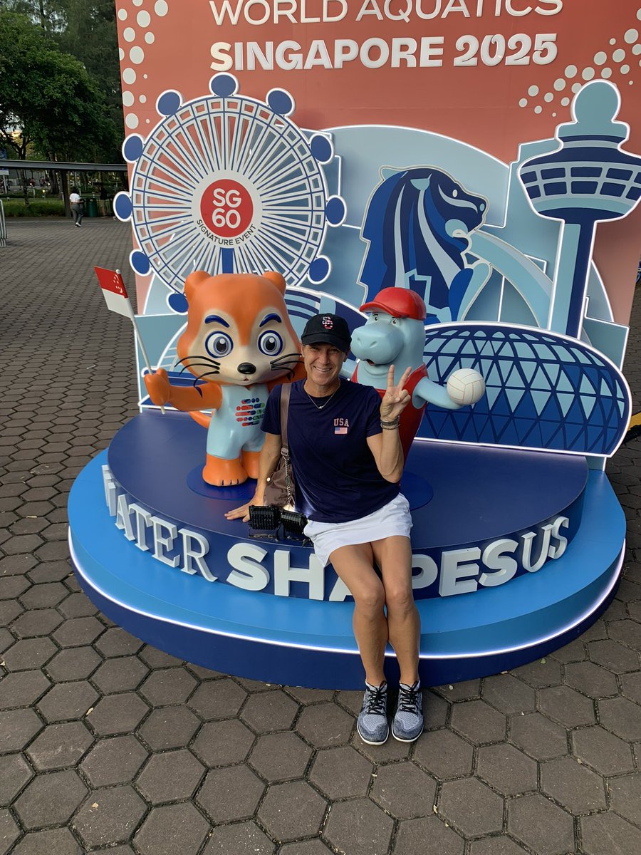 Coach Lea always reppin’, even in Singapore! 

Maurer checking in from the grounds of the Swimming World Championships!! ✌️‼️