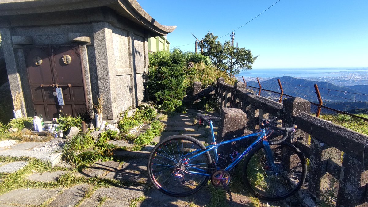 我が聖山、脊振山
ニューバイクの安全祈願
で、山頂まで担ぎ
皆、バイク新調するたびにコレやってるけどキツい。石段でコケたら目も当てられない
楽しいなら良いけど⋯
ニューバイクの詳細写真は、後日アップをします
#脊振山
#ヒルクライム
