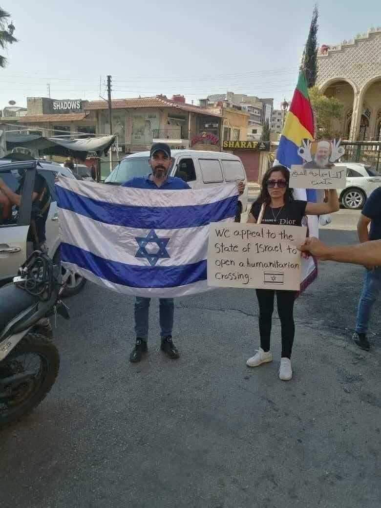 ..

من يرفع راية العدو، لا يطلب إنصافًا
بل يعلن جهارًا أنه لقيط الهوية، من سلالة خونةٍ لا وطن لهم

والخائن لا يُناقش، بل يُلفظ كما تُلفظ 
الجيفة من الأرض الطاهرة.

#سوريا #السويداء