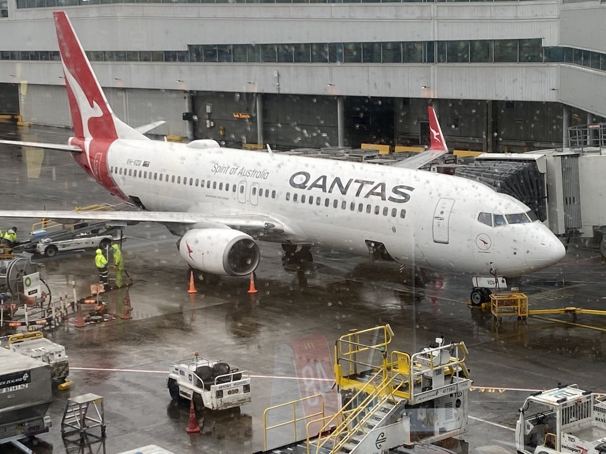 Wet day for flying at <a href="/AKL_Airport/">Auckland Airport</a> today. Qantas 737-800 to Sydney, then on to Jetstar to Cairns!