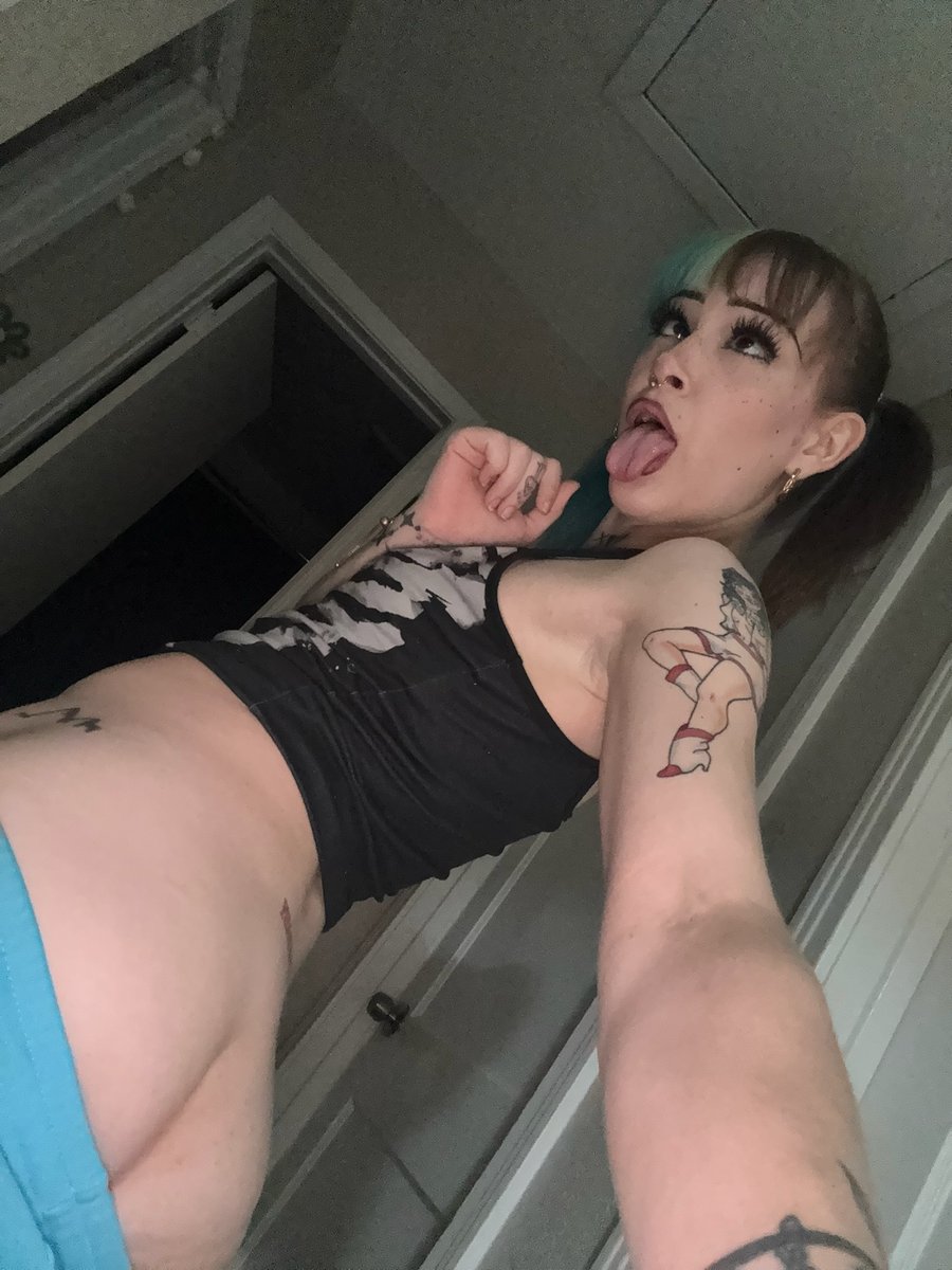 did she send u pics today or do i have to? 👀