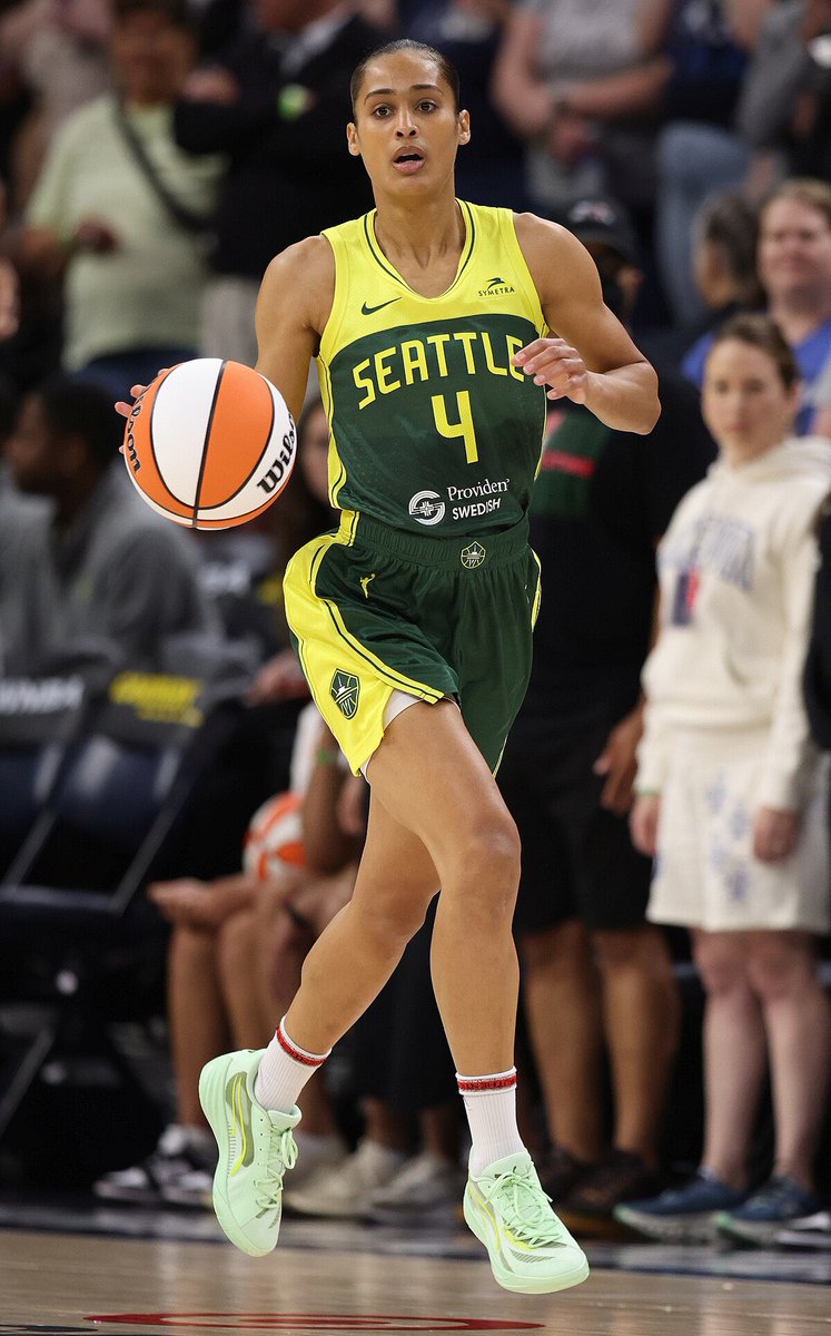 tbhorka's tweet image. Just over a week after posting the first triple-double in WNBA All-Star Game history, Skylar Diggins gets the first regular season triple-double of her pro career (11 points, 11 assists, 12 rebounds)
The South Bend native and Notre Dame alumna is having a helluva year. She’s 34.