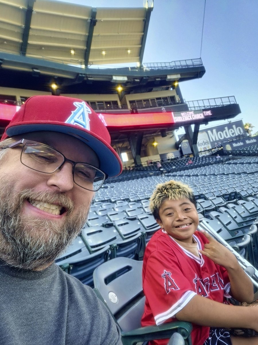 daniel_p13's tweet photo. 2nd game of the year!! #RepTheHalo https://t.co/irLfUGN6of