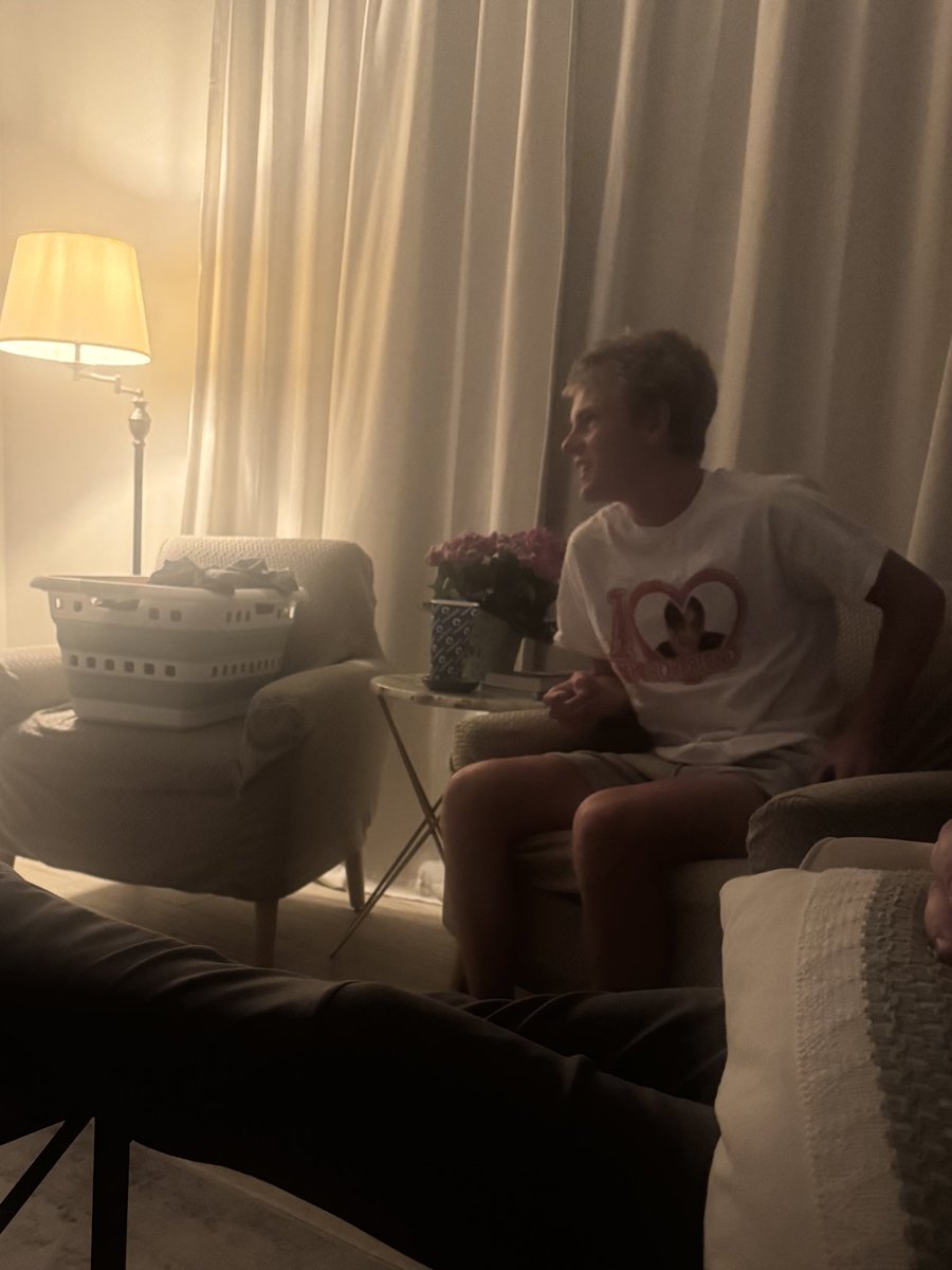 deservesjk's tweet image. WHY DID MY STEP BROTHER JUST WALK OUT WEARING MY “i ❤️ my boyfriend” TAEHYUNG SHIRT HELP