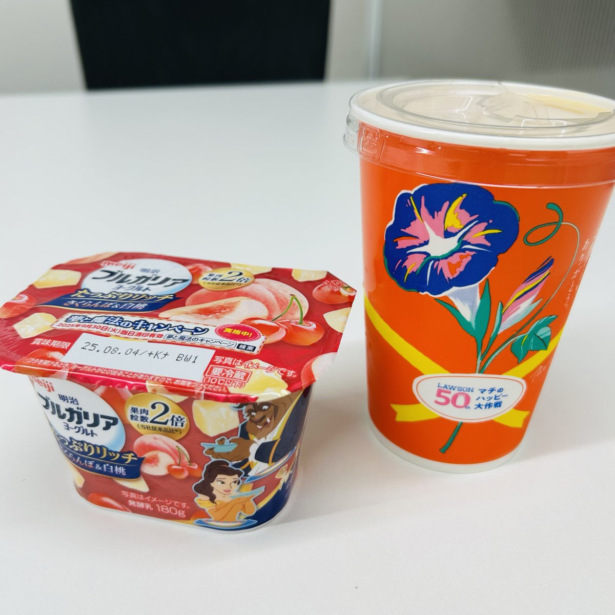 校正作業する時に、打ち合わせスペースを使ったりするのだけど、飲み物、食べ物をちゃっかり持ち込んでしまいます😂（スタッフい）