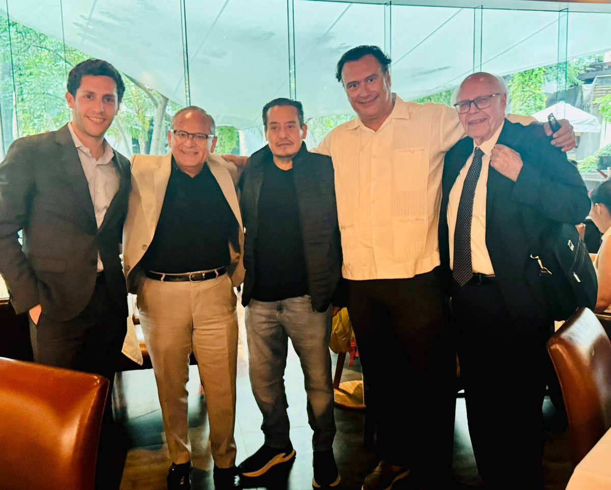 BitacoraPol's tweet image. Felicitaron por su cumple a @JuanHuertaPere3 líder de la @CTM_JaliscoFTJ sus amigos entre los que se encuentran el exRector de la UNAM y extitular de @SSalud_mx @JoseNarroR, el Srio de Desarrollo Energético Sustentable @ManuelHerreraV y el Srio de Salud Héctor Raúl Pérez Gómez.