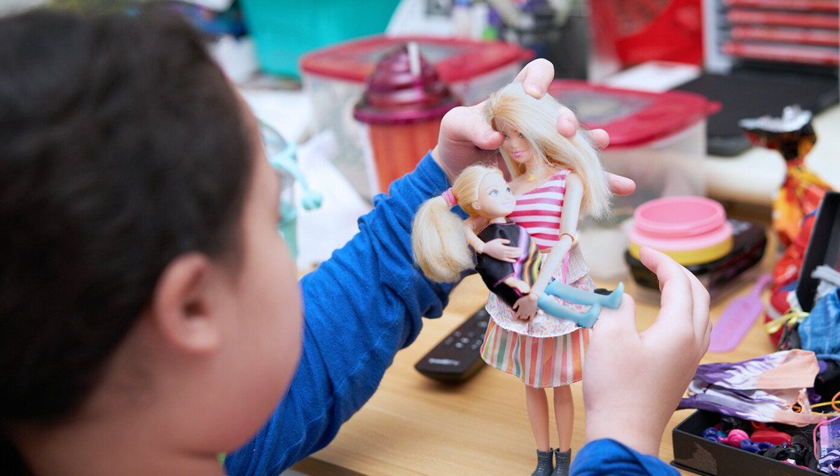 Internalized Misogyny: Girl Pretends Her Successful Lawyer Barbie Is A Mommy buff.ly/4IDjvfJ