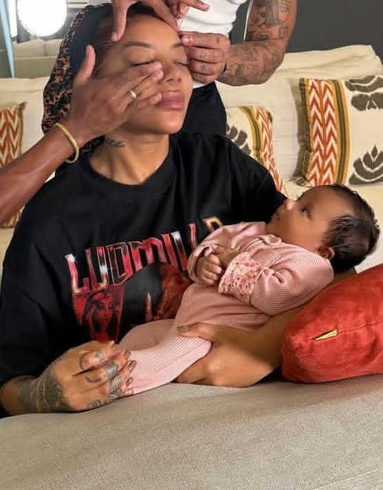 piscianice's tweet image. a zuri toda atenta na mamãe lud  🥰