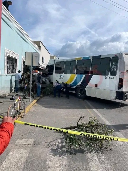 PoderNoticiaPue's tweet image. #Tlaxco #Tlaxcala 🗣️
🚨En Tlaxco, Tlaxcala; un vehículo del transporte público de la empresa ATAH, sufrió una falla mecánica y terminó impactando una camioneta tipo pick up. Una persona quedó prensada entre los fierros retorcidos.
@GN_Carreteras
#PoderNoticiaPue🗣️📰💯