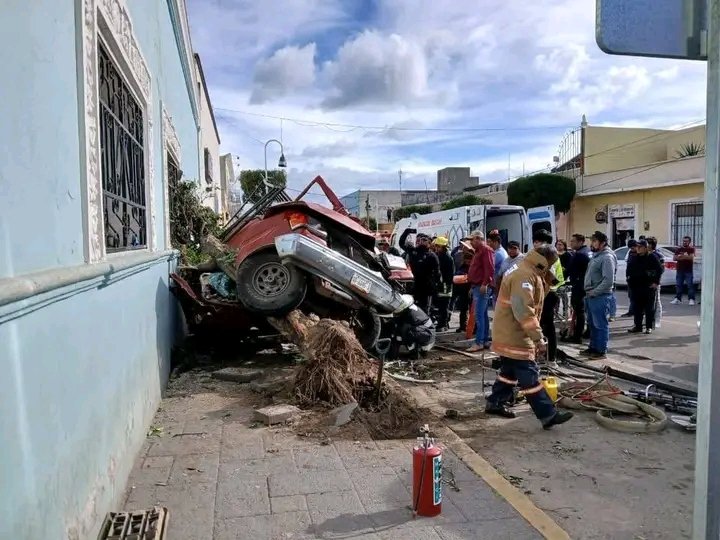 PoderNoticiaPue's tweet image. #Tlaxco #Tlaxcala 🗣️
🚨En Tlaxco, Tlaxcala; un vehículo del transporte público de la empresa ATAH, sufrió una falla mecánica y terminó impactando una camioneta tipo pick up. Una persona quedó prensada entre los fierros retorcidos.
@GN_Carreteras
#PoderNoticiaPue🗣️📰💯