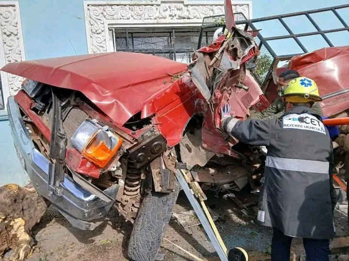 PoderNoticiaPue's tweet image. #Tlaxco #Tlaxcala 🗣️
🚨En Tlaxco, Tlaxcala; un vehículo del transporte público de la empresa ATAH, sufrió una falla mecánica y terminó impactando una camioneta tipo pick up. Una persona quedó prensada entre los fierros retorcidos.
@GN_Carreteras
#PoderNoticiaPue🗣️📰💯