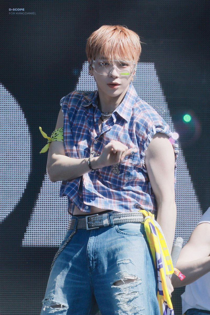 솔로가수라면서 둘이 교대로 나오는건 반칙이지,,