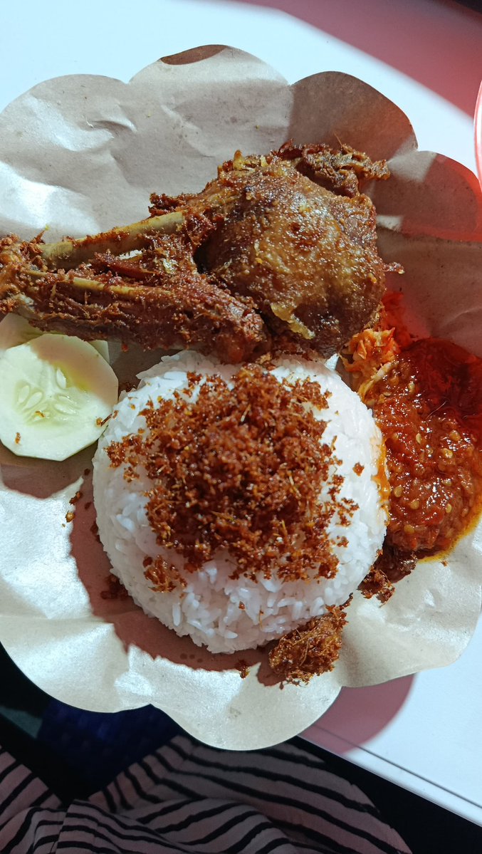 peachypuch's tweet image. Guysss yg di Surabaya lagi pengin bebek goreng authentic Madura? Kulit garing, daging empuk, bumbu meresap 🤤 Mampir ke warung bebek keluargaku! Aku di Bandung jadi belum coba, tapi yakin ENAK BANGET—karena ini resep turun-temurun keluarga besar di Madura 🦆✨