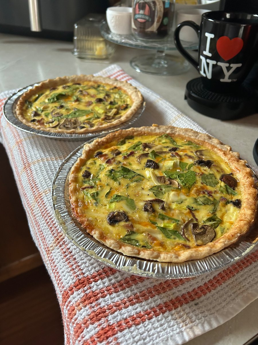 Quiche me! 😆🙌🏼 Spinach, bacon, mushroom, several cheeses ❤️ Yeah, yeah…not my own pastry this go around. Use what makes sense!