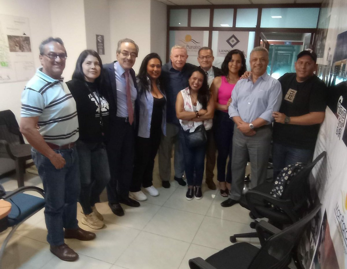 PABLOJIJON's tweet photo. Enganchados por versatilidad verbal de #HectorChavez, Exdecano de @facsoug, quien nos llevó a un recorrido por la historia política de #latam.
#LuxorTV #oriele #PRELEMI #sergetti https://t.co/UsvHB0VoZ6