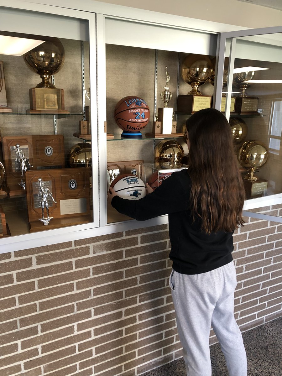 Courtney Barwick takes her place in the Louisville trophy case with 1,191 career points — 2nd-most in program history. Just behind future Ursuline teammate Brooke Haren, she leaves a legacy of greatness. Congrats, Courtney! We can't wait to watch you shine! 💙🏀 #LadyLepsHoops