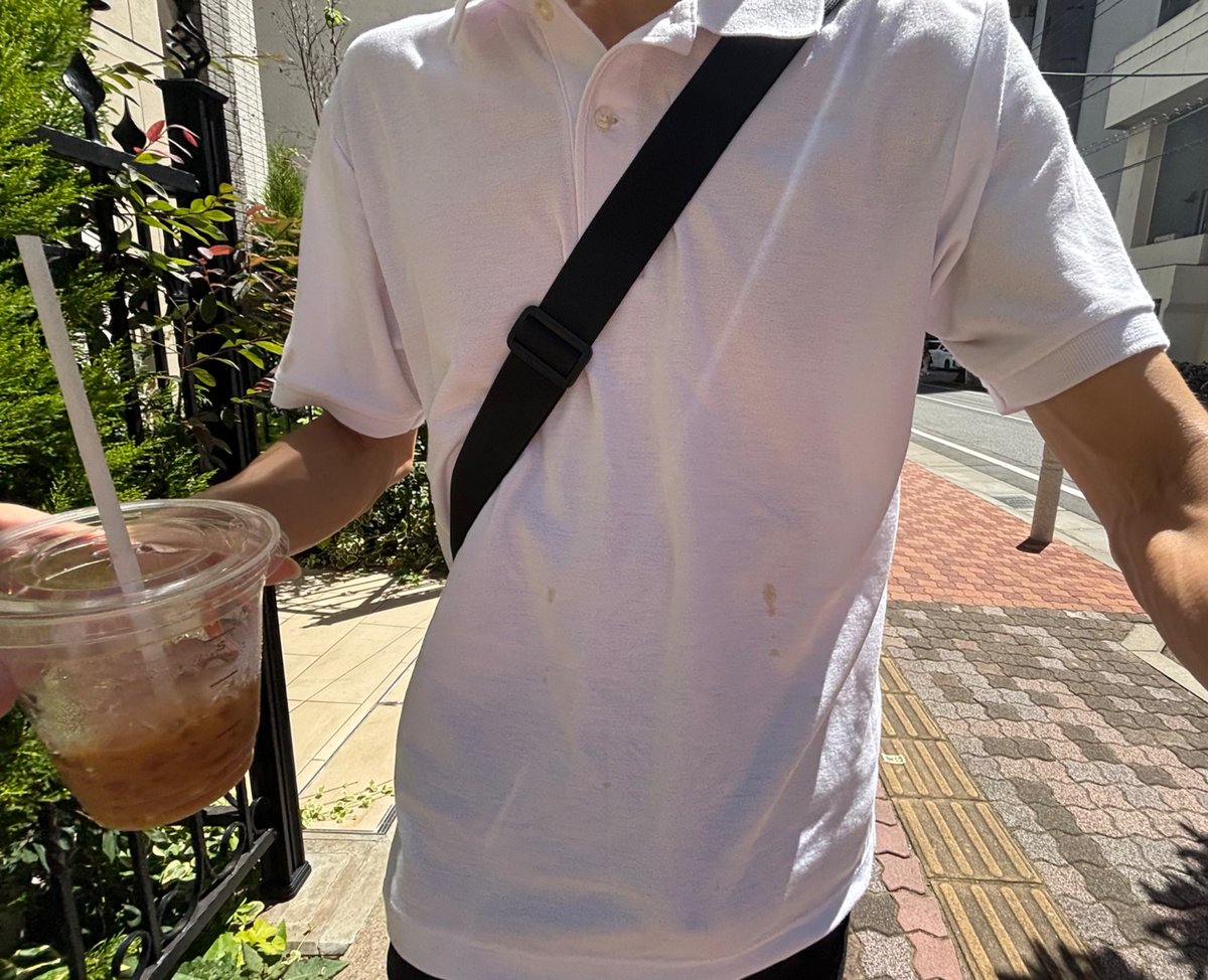 優雅にコーヒーを飲みながら歩いていたら
口元が緩くてピューっと出てしまった。(このあともう一回やった)
椅子に座るとコーヒーの匂いがする。。