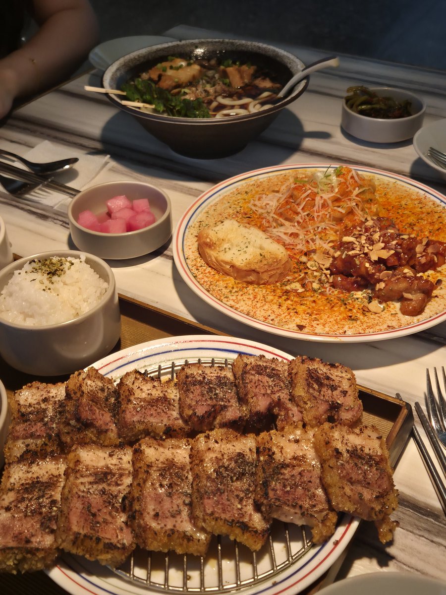 saha0601's tweet photo. 주말동안 친구들 잔뜩 만났더니 맛있는걸 미친듯이 많이 먹음 ㅎ
맛있었지만 평일에는 클린식단 좀 해야할듯 캬캬 https://t.co/H1NKiS7vPc