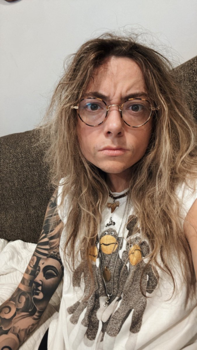 nofucksmagee's tweet image. Chillllen wiff no make up on