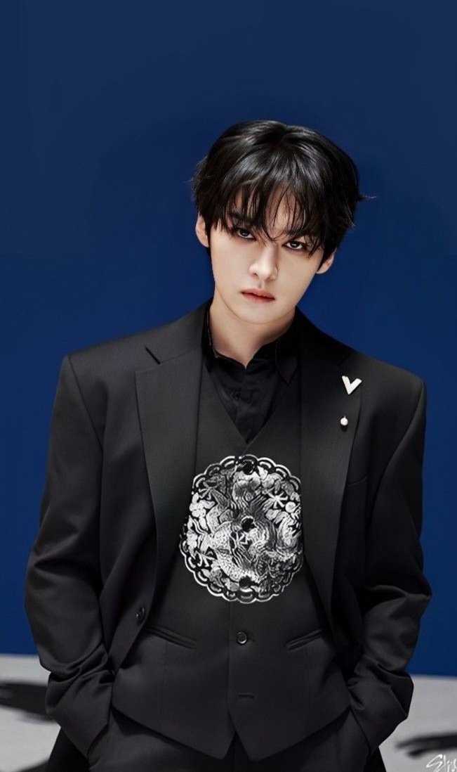 A Vitória entrou no meu quarto e disse ( Meu Deus, quem é esse? Parece que ele foi escupido de tão lindo 😮)

Eu fiquei toda bobinha dizendo que é o Lee Know, o meu ídolo fav de Stray Kids. Amo quando falam da beleza do meu homem 😭❤️‍🩹😭