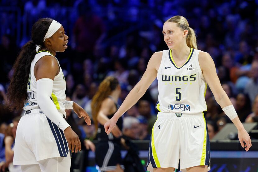 sanchezsideline's tweet image. Sanchez Sideline, 4th quarter incoming! The @DallasWings are holding strong, up 85-62 on the @nyliberty.
Game Leaders:
🏀 Jonquel Jones: 13 points
🏀 Arike Ogunbowale: 20 points
🏀 Paige Bueckers: 18 points
Sabrina Ionescu has climbed to 10 points, but it's still been a tough…