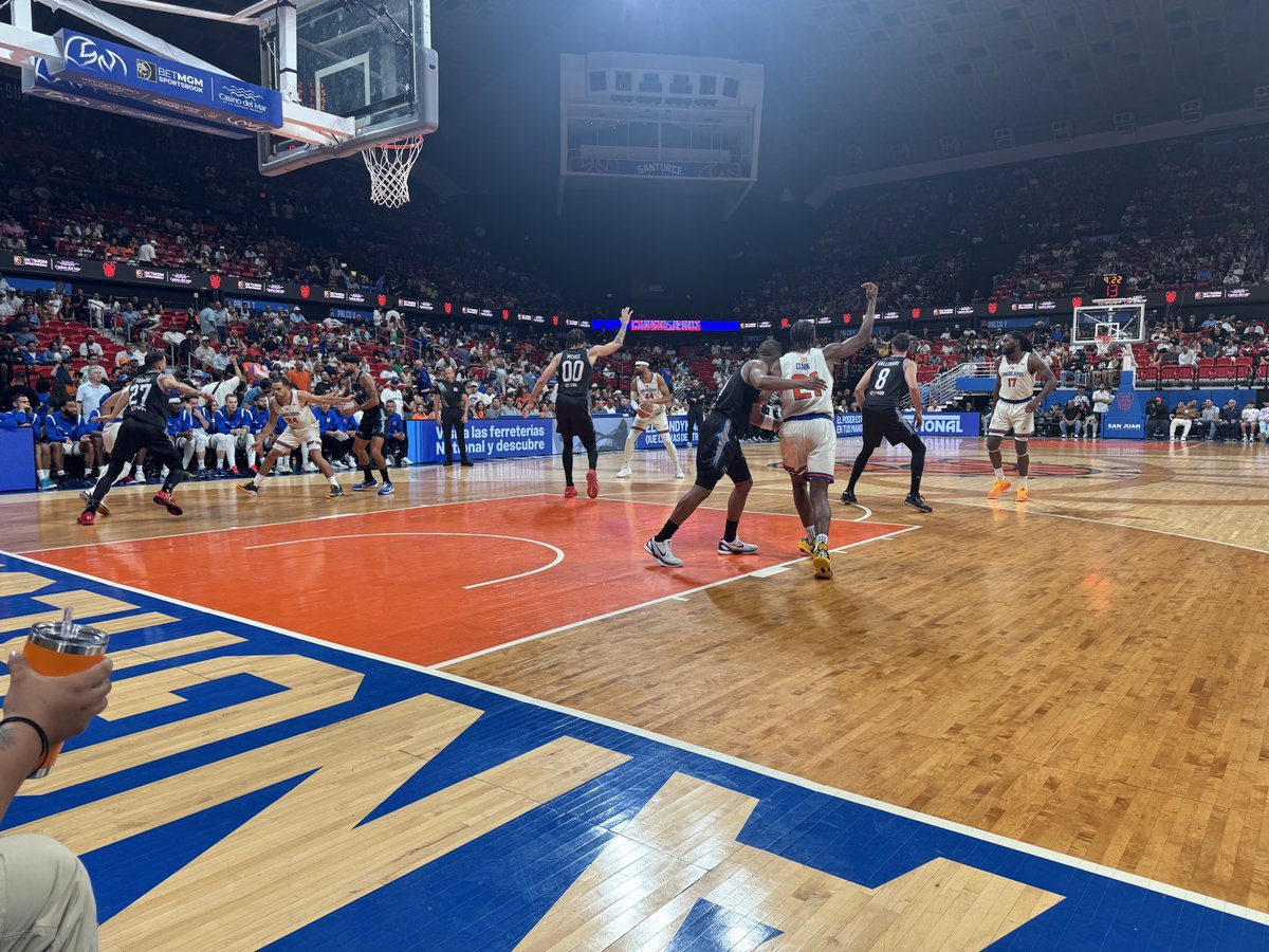 Gracias a la producción de <a href="/CourtsideVIP_PR/">Courtside VIP</a> por estos asientos. ¡Estoy VIP hoy!