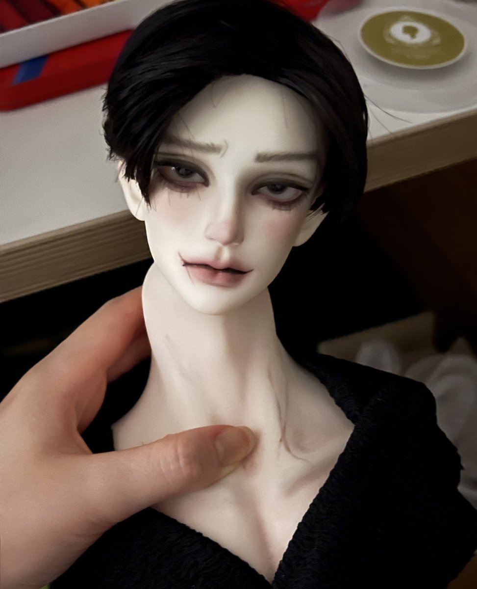 가발 안 쓰는거 버릴 각오하고 스프레이 떡칠했더니 나름 머리가 까짐 과연 유지가 얼마나 될까…