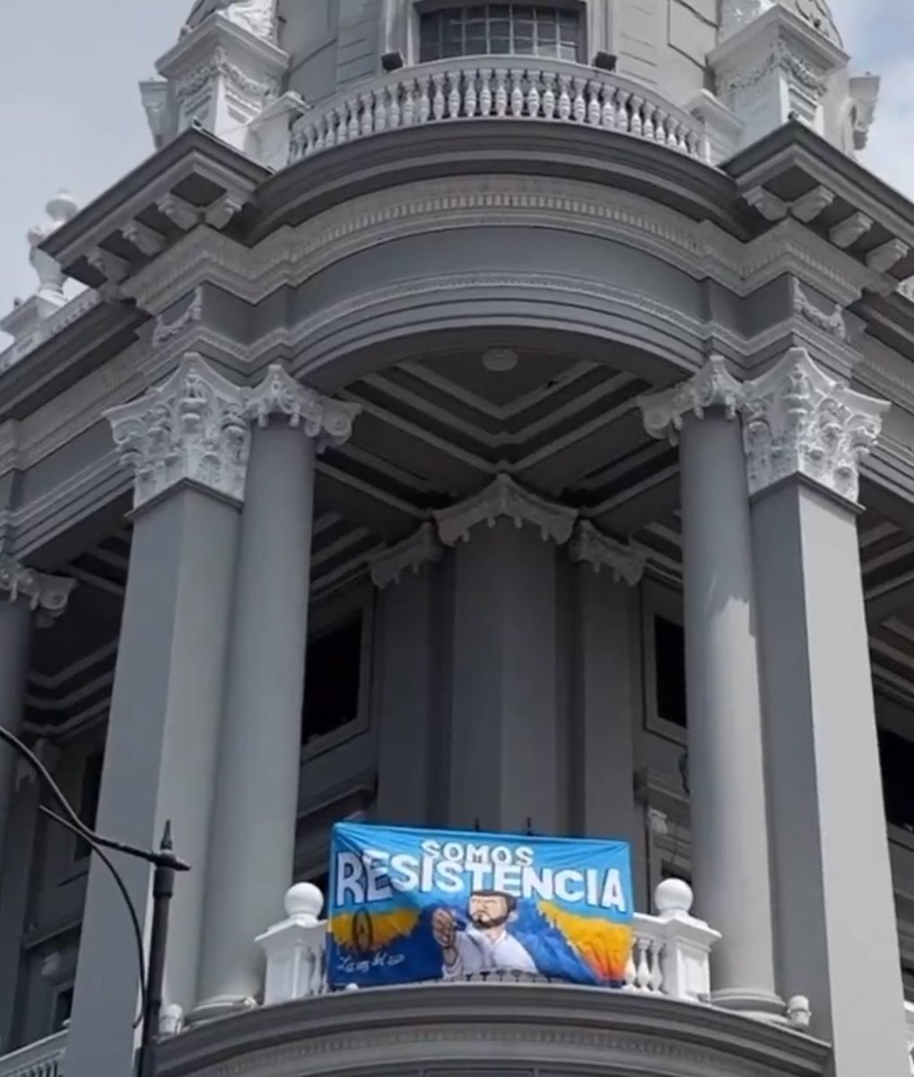 atenciongye's tweet photo. Quiere vendernos la idea de que toda la ciudad debe “resistir” junto a él por una batalla legal producto de sus pillerías. Guayaquil no tiene nada que resistir, ud allá defiéndase como pueda. No haga partícipe a gente humilde y sencilla en sus líos. #GuayaquilSinAlcalde https://t.co/d4AsrdJSdl