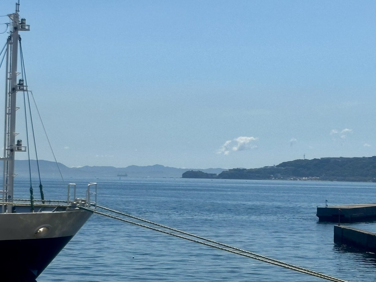 令和7年7月29日、今日の横須賀新港ふ頭のようすです。
日差しをさえぎる雲もなく、午前中からうだるような暑さです。右手前には防衛大学校のある観音崎、左手奥には千葉が見えます。