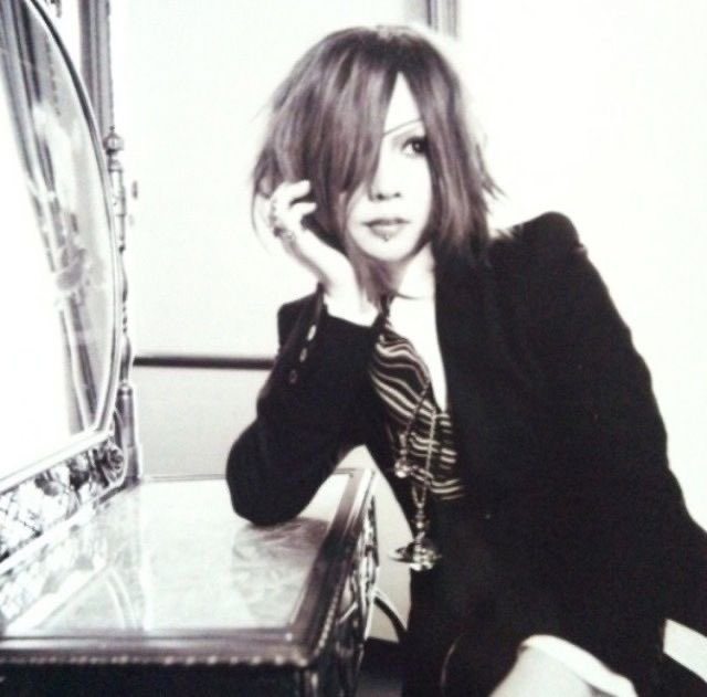 emotionaIkarma's tweet image. everything about him in this photoshoot makes me want to rip my shirt off like a werewolf im his alpha