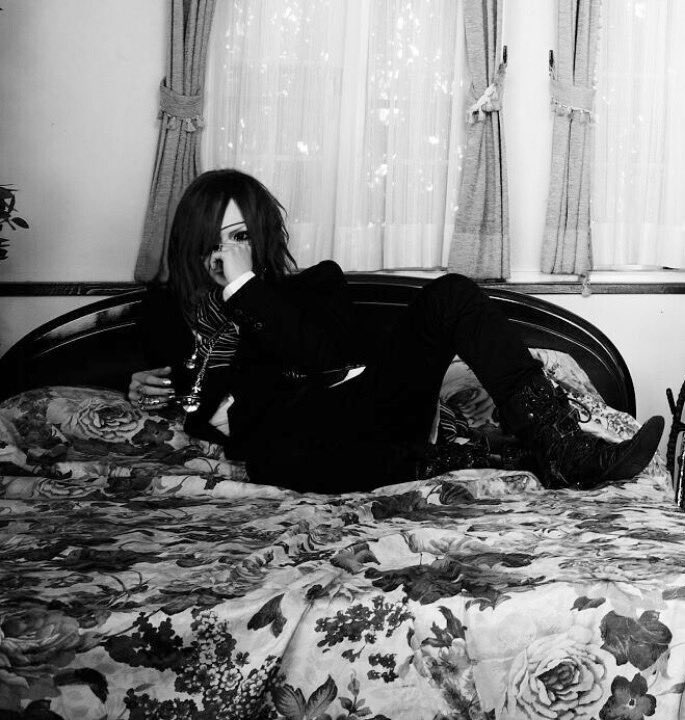 emotionaIkarma's tweet image. everything about him in this photoshoot makes me want to rip my shirt off like a werewolf im his alpha
