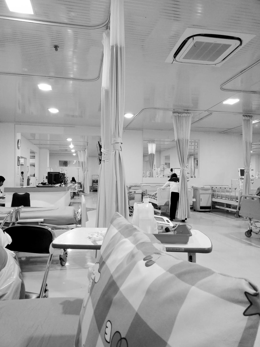 adionooo's tweet image. sebelum fisioterapi, nemenin ibunya anak asuh cuci darah sambil kasih titipan dari temen yang jadi kakak asuh anaknya. Bismillah kita semua cepet sembuh bu. aaammiinn 🤲