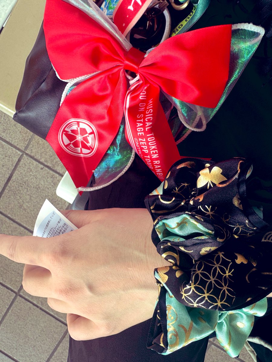 shiz1010k's tweet image. 膝丸くんのシュシュと、豊前のリボンつけてきたよ。
もし運良く(?)見かけたらハイタッチしましょ🥰
目印です🫶