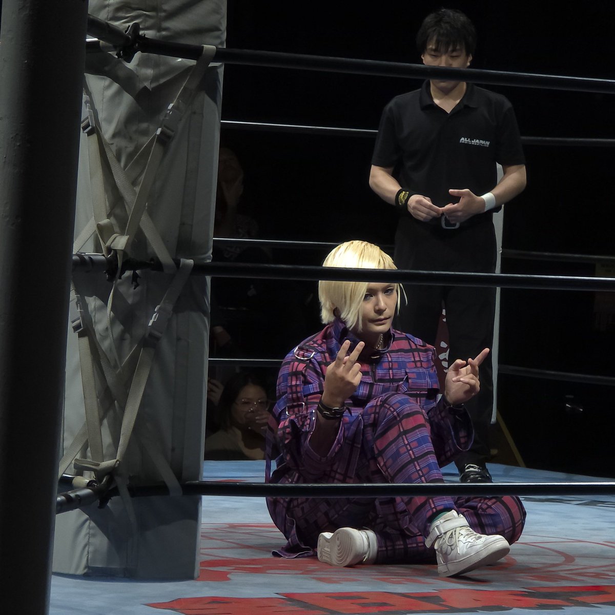 ゼンニチ新木場大会で盛り上がる我々。田中さんはリングサイド席。お二人はなぜかライジングHAYATO選手のポーズ☺詳しくは #ふらっと954 オープニングトークで。
#ajpw
