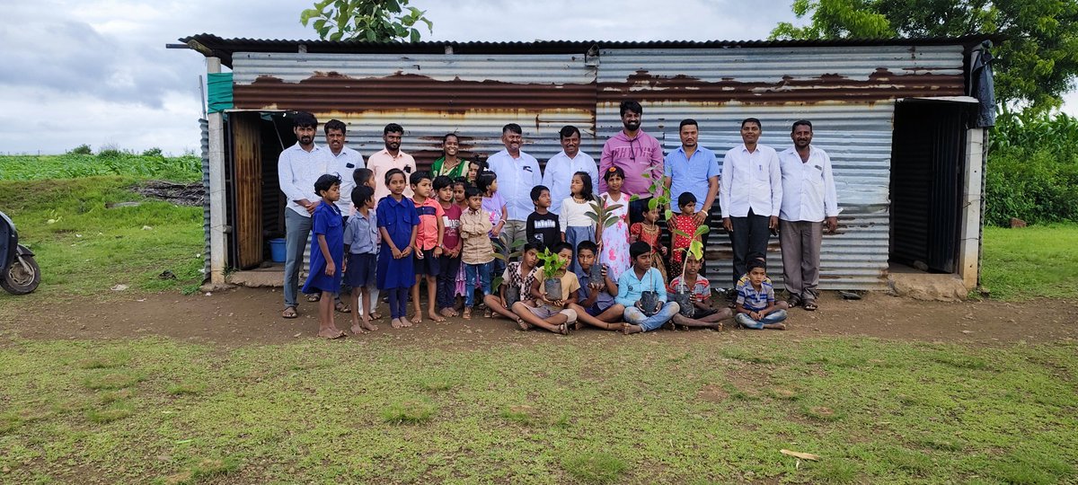 5af2d237f7d742c's tweet image. बसर्गी ता.जत येथील जितानीवस्ती जि प. शाळा सडलेल्या गंजलेल्या पत्र्या शेडमध्ये भरत आहे. विद्यार्थी जीव मुठीत धरून शिक्षण घेत आहे.  शाळेस भेट देऊन निसर्गसंवर्धन दिन साजरा केला. शाळेची परिस्थिती अत्यंत दयनीय आहे. शासनाच्या उदासीन भूमिकेमुळे लोकसहभागातून शाळा उभी केली जाणार आहे.