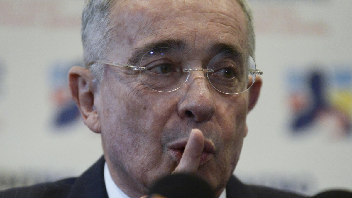 France24_es's tweet image. Álvaro Uribe: de líder colombiano de “mano dura” a expresidente condenado f24.my/BLEw.x