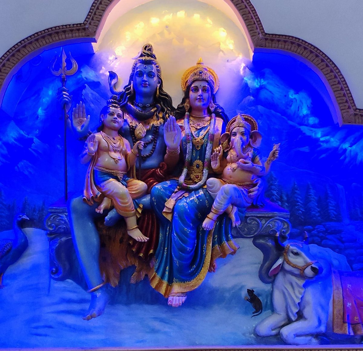 Aryan_Sh1986's tweet image. *🌞गौरीमहादेवाय नमस्तुभ्यं🌞*
*ॐ*
🔱
*कृष्ण जपु राम मुस्काए**राम जपु विष्णु मुस्काए*
*जपे साधु संत सभी**भीतर सबके शिव ही पाए*
*नाम भूलू, पता भूलू**जग की सारी व्यथा भूलू*
*बस भोले तेरा नाम न भूलू*
*┉═❀((ॐनमःशिवाय))❀═┉┈*
#हर_हर_महादेव