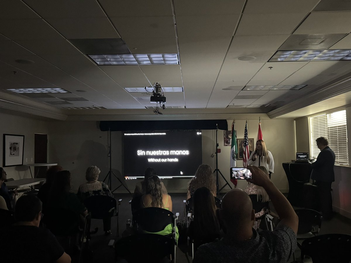 ConsulMexOrl's tweet image. Continua el 10° Festival Mexicano de Cine y Cortometrajes en Orlando, #ShortFilmFestOrl
En donde se proyectaron los cortometrajes de la categoría Presencia Migrante:
1. The Ballad of Tita and the Machines 🎬
2. Sin nuestras manos🎬
3. Chuparrosas 🎬
Junto con la presencia de…
