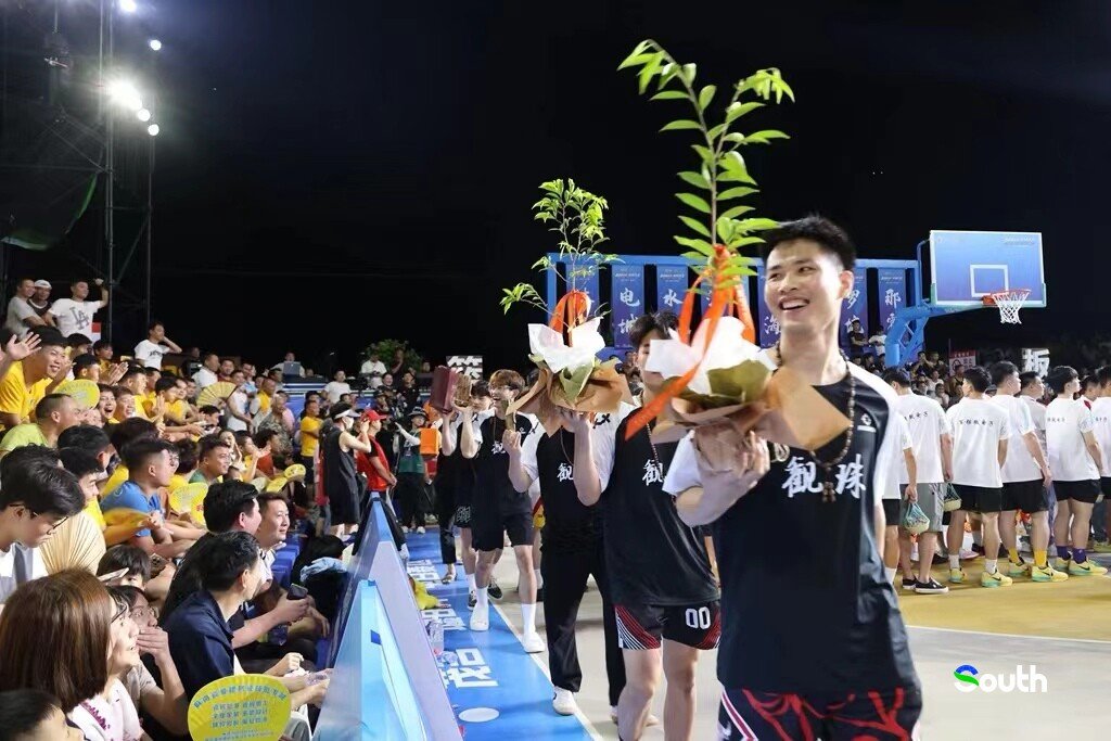 thisisGBA's tweet image. #Guangdong | 🏀🌿 Slam Dunk Meets Local Flavors! The #Maoming Dianbai Basketball League is HERE! 🎉
🔥 Game ON! 24 teams, 16 days of hoops action—but wait till you see the real MVP: Dianbai’s agricultural treasures! 🍌🦐
✨ Opening Ceremony Highlights:…