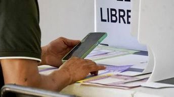 ADNQro's tweet image. #Entérate INE sanciona con más de 6 millones de pesos a candidaturas por propaganda con “acordeones” en elección judicial

Más de 170 candidaturas fueron sancionadas; seguirán investigaciones para determinar quién financió y ejecutó la estrategia.

👉🏼 adninformativo.mx/ine-sanciona-c…