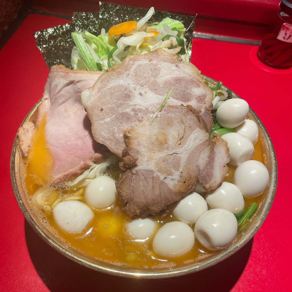 麺活🍜厚木家さん
ラーメン大、鶉20、野菜畑、特チャ
鬼滅前、背徳の金丼で飛んだ🕊️
【能書不要】
野菜に大蒜+お酢+豆板醤
お酢酢めです
厚木家の皆様ご馳走様でした
🥚鶉メーター🥚1450/2500
【重要】
夏休みを利用して遠方から来る方へ
厚木家夏休み情報要チェック⚠️（未発）
#厚木家
#KJ26fighting