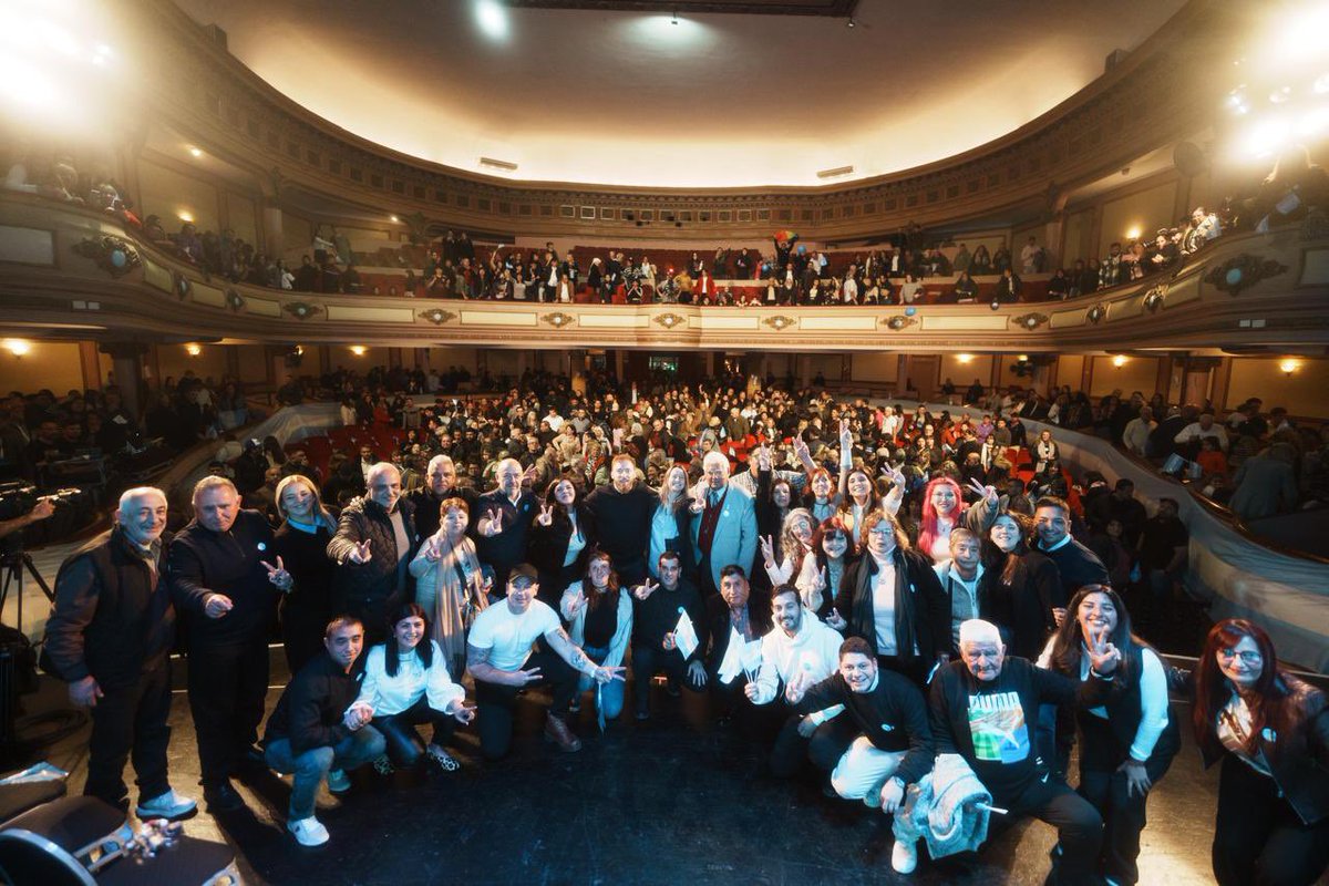 Con Fede, Dani y cada uno de los vecinos de Lomas, este 7 de septiembre vamos a defender la Fuerza de la Comunidad ☀️

En un Teatro Coliseo repleto, que nos llenó de amor y emoción, presentamos la lista de <a href="/FuerzaPatriaLDZ/">Fuerza Patria Lomas</a>, un gran tejido donde se une nuestra historia y sueños.