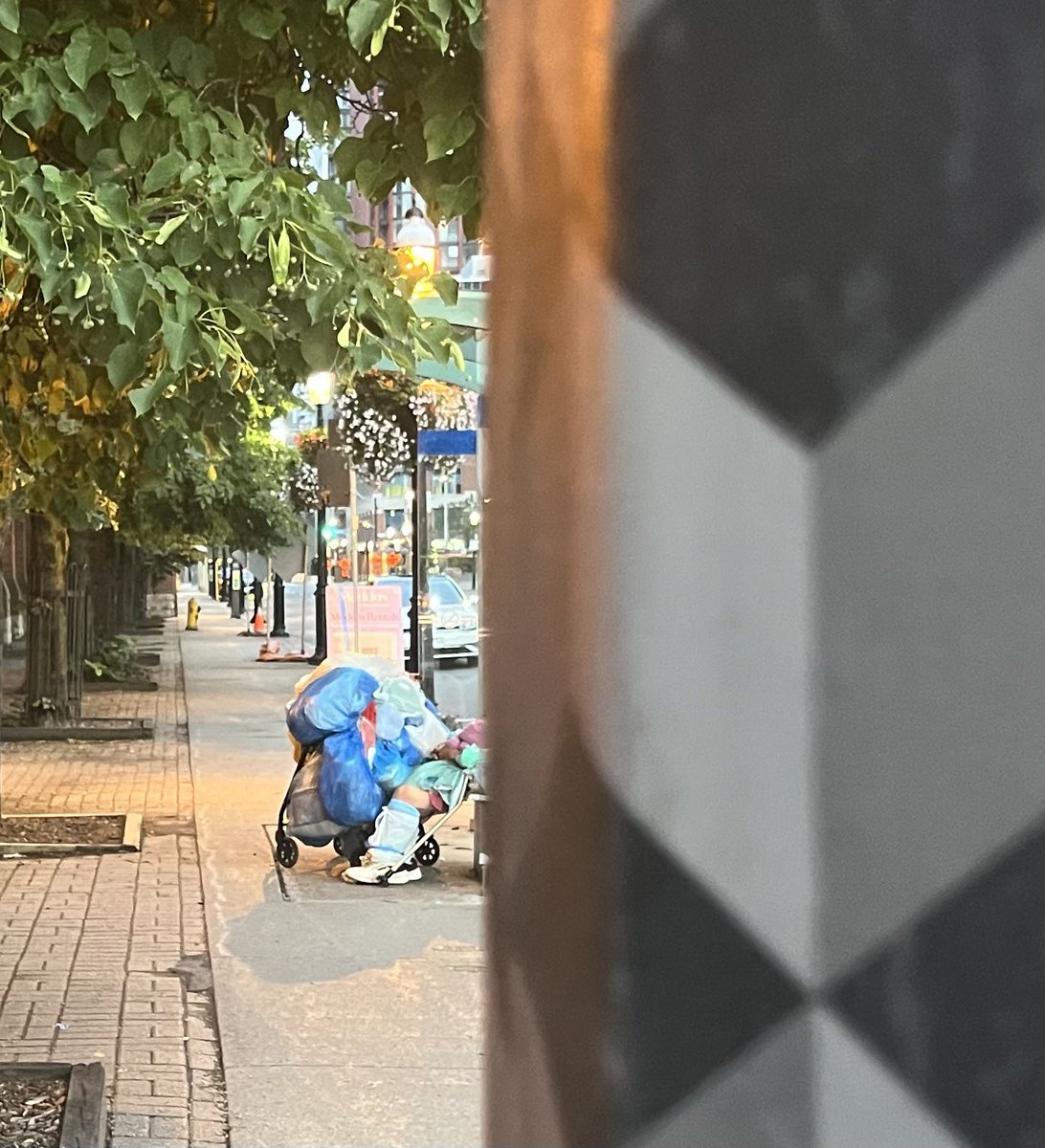 CathyCrowe @cathycrowe.bsky.social 🇨🇦 (@cathyacrowe) on Twitter photo 🆘 The contrast in what some would call the ‘lived experiences’ of a Sunday in Toronto is staggering. I don’t like to post pics of unhoused people but this image stopped me in my tracks. <a href="/cityoftoronto/">City of Toronto 🇨🇦</a> is offering zero 24/7 cooling centres with cots and food. <a href="/MayorOliviaChow/">Mayor Olivia Chow 🇨🇦</a> 🆘 The contrast in what some would call the ‘lived experiences’ of a Sunday in Toronto is staggering. I don’t like to post pics of unhoused people but this image stopped me in my tracks. <a href="/cityoftoronto/">City of Toronto 🇨🇦</a> is offering zero 24/7 cooling centres with cots and food. <a href="/MayorOliviaChow/">Mayor Olivia Chow 🇨🇦</a>